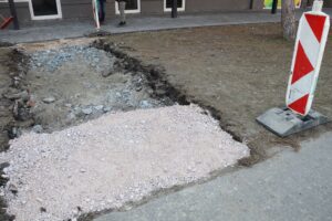 Rekonštrukcia chodníkov na Bitúnkovej ulici v Nových Zámkoch. FOTO: novezamky.sk