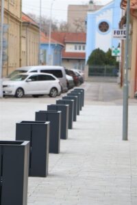 Oprava chodníka na Korze. FOTO: www.novezamky.sk