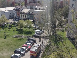 Strom spadol neďaleko autobusovej stanice. FOTO: FB/Dusan Stancek