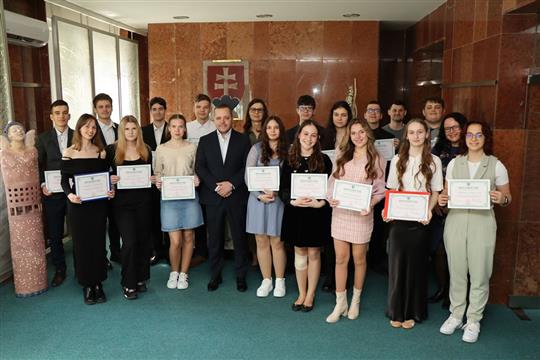 Noví členovia Mládežníckeho parlamentu mesta Nové Zámky. FOTO: www.novezamky.sk