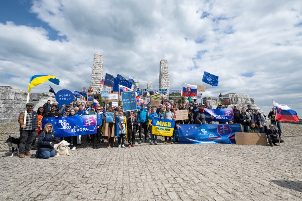 Pochod na Bradlo 2025. FOTO: Krasimír Damjanov
