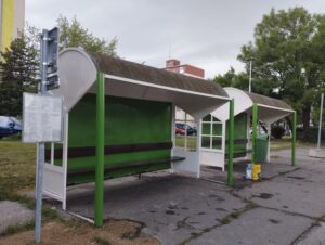 Autobusové zastávky pri ŽSR v Nových Zámkoch. FOTO: Som Novozámčan/Linda Prutkayová