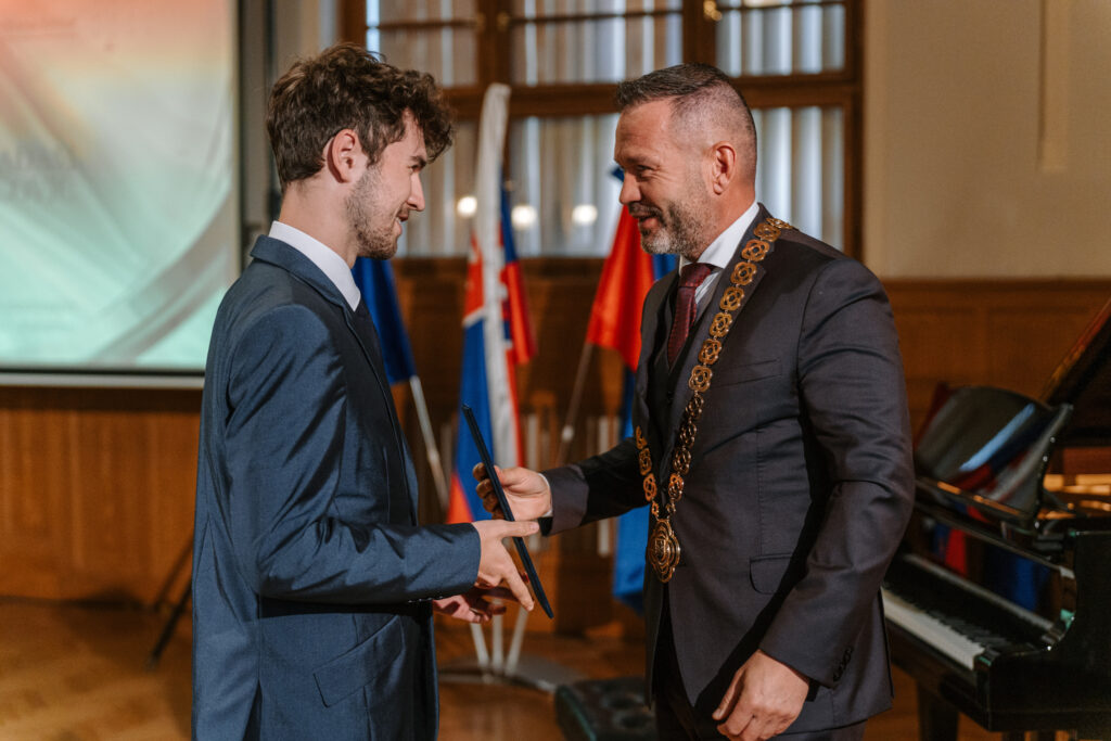 Oceňovanie úspešných študentov. FOTO: NSK