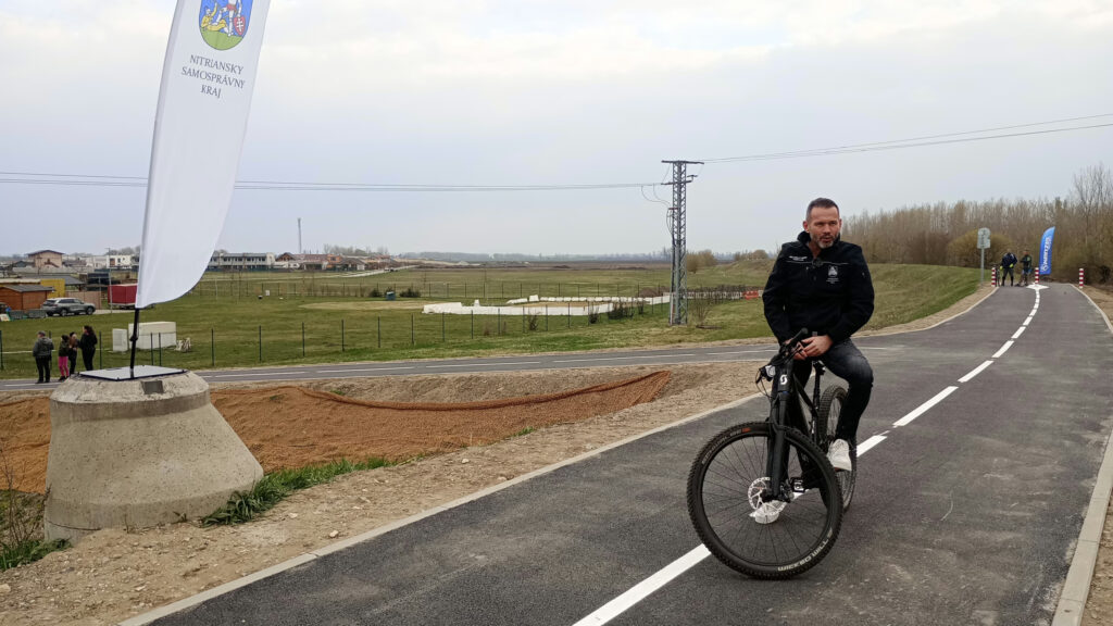Predseda NSK Branislav Becík pri otvorení cyklotrasy z Nových Zámkov do Nesvád. FOTO: Som Novozámčan/Richard Prutkay