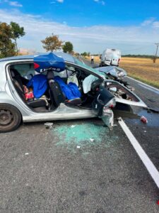 AKTUÁLNE: Peugeot narazil do stojacej dodávky. Vážna dopravná nehoda pri Nových Zámkoch má dve obete (FOTO)