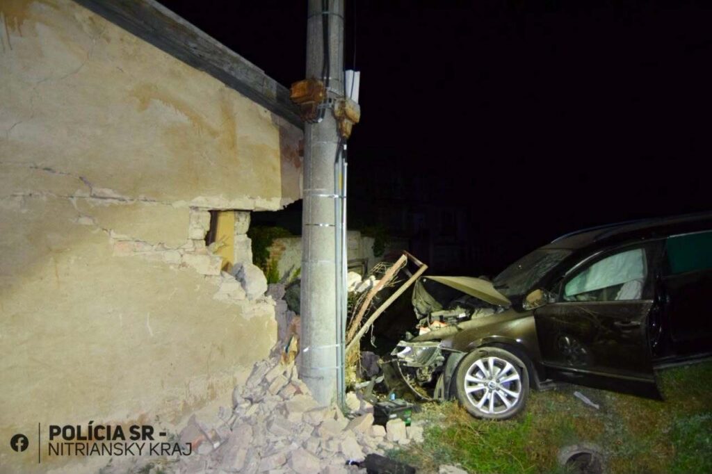 Nehoda v obci Dvory nad Žitavou v okrese Nové Zámky. FOTO: FB/Polícia SR - Nitriansky kraj