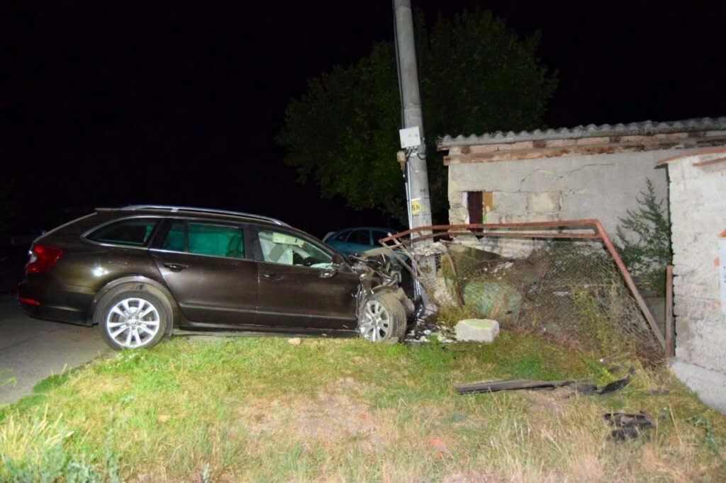 Nehoda v obci Dvory nad Žitavou v okrese Nové Zámky. FOTO: FB/Polícia SR - Nitriansky kraj