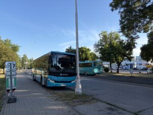 Október je mesiacom úcty k starším. Zľavy pre seniorov v autobusoch aj v Nových Zámkoch garantujú cestovanie za 30 centov