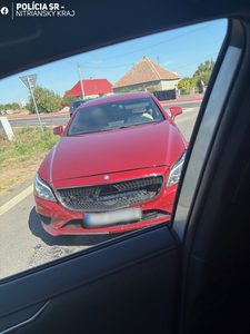 Riaditeľ šurianskej polície zasiahol voči vodičovi Mercedesu. Nebezpečná jazda sa skončila odobratím značiek