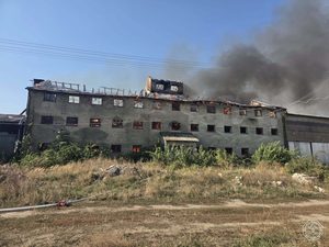 FOTO: Rozsiahly požiar starej sýpky v Nových Zámkoch. Prepadnutá strecha komplikuje zásah